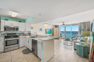 德斯坦Pelican Beach Resort Rentals的大型海景厨房