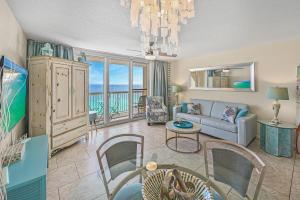 德斯坦Pelican Beach Resort Rentals的客厅配有沙发和桌子