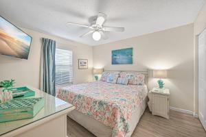 德斯坦Pelican Beach Resort Rentals的一间卧室配有一张床和吊扇