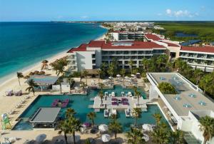 莫雷洛斯港Breathless Riviera Cancun Resort & Spa - Adults Only - All inclusive的享有度假村和海滩的空中景致