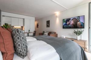 英格堡Spirit Apartments - Studio #3 - Balkon - Parkplatz的卧室配有一张床,墙上配有电视。