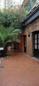 布宜诺斯艾利斯Pasaje Solar的种有植物的庭院和砖砌建筑