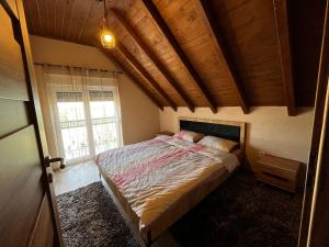 乌罗舍瓦茨Villa Peisazhi的一间卧室设有一张床和一个窗口