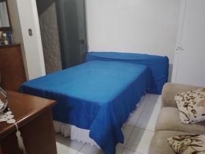 阿帕雷西达CANTINHO VOLTE SEMPRE的一间卧室配有蓝色的床和沙发