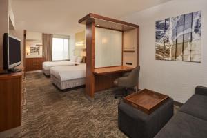 雷德利公园费城机场/里德利公园万豪春季山丘套房酒店的酒店客房配有两张床和一张书桌