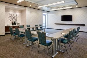 雷德利公园费城机场/里德利公园万豪春季山丘套房酒店的一间会议室,配有长桌子和椅子