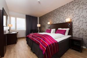 哈马尔Thon Partner Hotel Victoria Hamar的一间卧室配有一张带红色毯子的大床