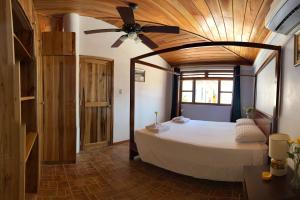 卡诺阿casa munay的一间卧室配有一张带吊扇的床