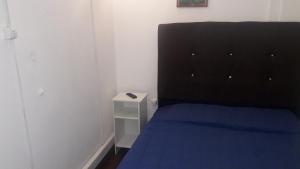 洛斯安第斯Hostería Residencial Santa Rosa的一间卧室配有蓝色的床和床头柜