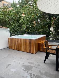 麦德林Hotel Hostal Caps El Poblado的餐桌旁的天井上设有热水浴池