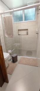 约恩维利Bela Vista Hospedagem的带淋浴和卫生间的浴室
