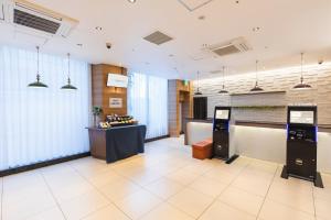东京东京东阳町索特弗兰萨旅馆的大堂设有现金登记册和柜台