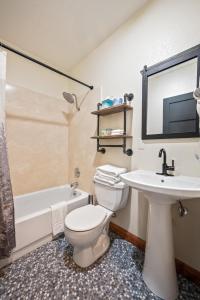 莱文沃思Hotel Leavenworth的浴室配有白色卫生间和盥洗盆。