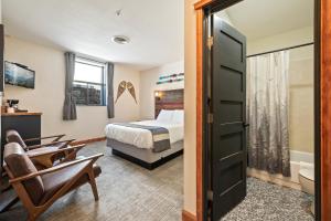 莱文沃思Hotel Leavenworth的一间酒店客房 - 带一张床和一间浴室