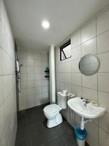峇六拜The Sun 1 or 3BR Bayan Lepas 4 to 10 pax的一间带卫生间和水槽的浴室