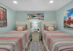 East HamptonSunset Cove的两张睡床彼此相邻,位于一个房间里