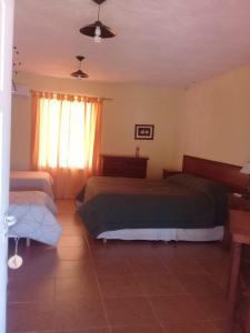 乌尼翁镇HOTEL FINCA AMANCAY的一间卧室设有两张床和窗户。
