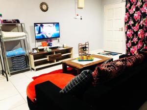 拉布安GANGGARAK PERMAI 2 TINGKAT VVIP LABUAN的带沙发和电视的客厅