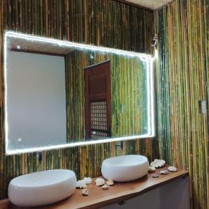 New BusuangaMiley Lodging Restobar的浴室设有2个白色水槽和镜子