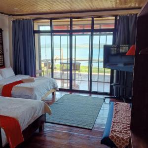 New BusuangaMiley Lodging Restobar的一间带两张床的卧室,享有海景
