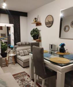 波哥大Apartamento sector exclusivo acogedor的客厅配有桌子和沙发
