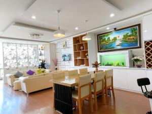 头顿Oasky Vũng Tàu Apartmen near the Beach 50m的客厅配有沙发和桌子