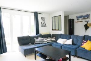 韦利济·维拉库布莱EXIGEHOME-Maison de standing-3 appartements-30 minutes de Paris的客厅配有蓝色的沙发和桌子