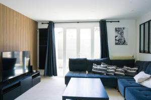 韦利济·维拉库布莱EXIGEHOME-Maison de standing-3 appartements-30 minutes de Paris的客厅配有蓝色的沙发和电视