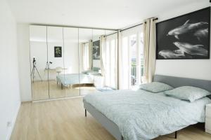 韦利济·维拉库布莱EXIGEHOME-Maison de standing-3 appartements-30 minutes de Paris的一间卧室配有一张壁画大床