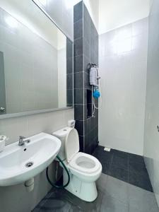 雪邦Rania D'Mawar Homestay 2 1/2 Tingkat KLIA的浴室配有白色卫生间和盥洗盆。