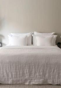 舍夫德Centrum lägenhet的一张带白色床单和枕头的床