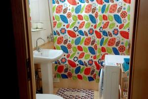 乌兰巴托OUNT-Central location, spacious, cozy and secure的一间带水槽和淋浴帘的浴室