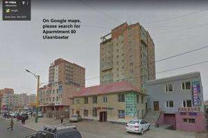乌兰巴托OUNT-Central location, spacious, cozy and secure的街道上拥有建筑物和汽车的城市