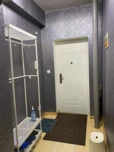 乌兰巴托OUNT-Central location, spacious, cozy and secure的一间带卫生间和白色门的浴室