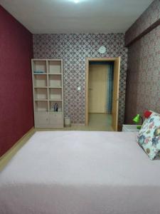 乌兰巴托OUNT-Central location, spacious, cozy and secure的卧室配有一张白色大床