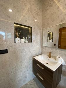 阿克拉Mariaddo homes的一间带水槽和镜子的浴室