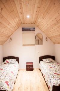 Misso普里亚尔菲假日公园的配有木天花板的客房设有两张床。