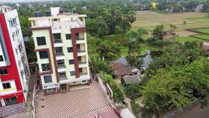 HaldiaSTAYMAKER Hotel Suraj - Only Indian Citizens Allowed的享有河边建筑物的空中景致