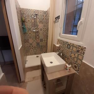 博迪昂Villa Castellane的一间带水槽和淋浴的小浴室