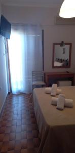 莫奈姆瓦夏卡斯特罗酒店的酒店客房设有两张床和窗户。