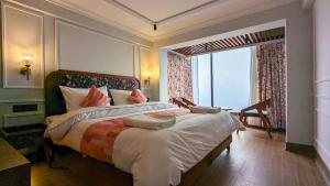 大吉岭Hotel Sonar Bangla Darjeeling的一间卧室设有一张大床和大窗户