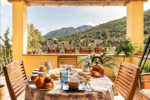 UrzuleiB&B Su Biancu - Sardinian Experience的山景阳台上的桌子
