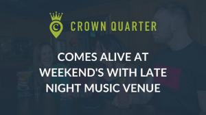 韦克斯福德Crown Quarter的有个标志,上面写着皇冠区在夜宵音乐中活着