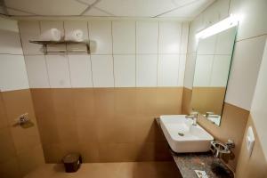 门格洛尔Hotel Heraa International的一间带水槽和镜子的浴室