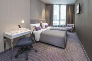 香港荃湾丝丽酒店的酒店客房配有两张床和一张书桌