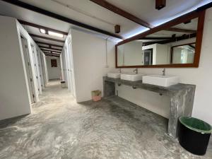 涛岛Pranee Bungalow的浴室设有2个水槽和2面镜子