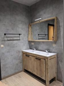 巴斯托涅Cosy chalet in nature的一间带水槽和镜子的浴室
