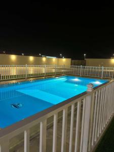 乌姆莱季شاليه ريفان的游泳池在晚上在阳台上
