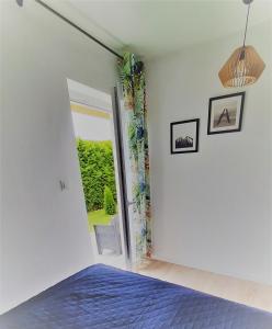达布基Domki Flaming的一间卧室设有一张床和一个窗口