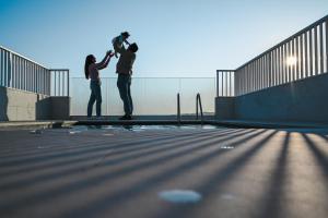 维多利亚Anici Crt Penthouse 4 - with private rooftop pool的两个人站在滑板坡道上